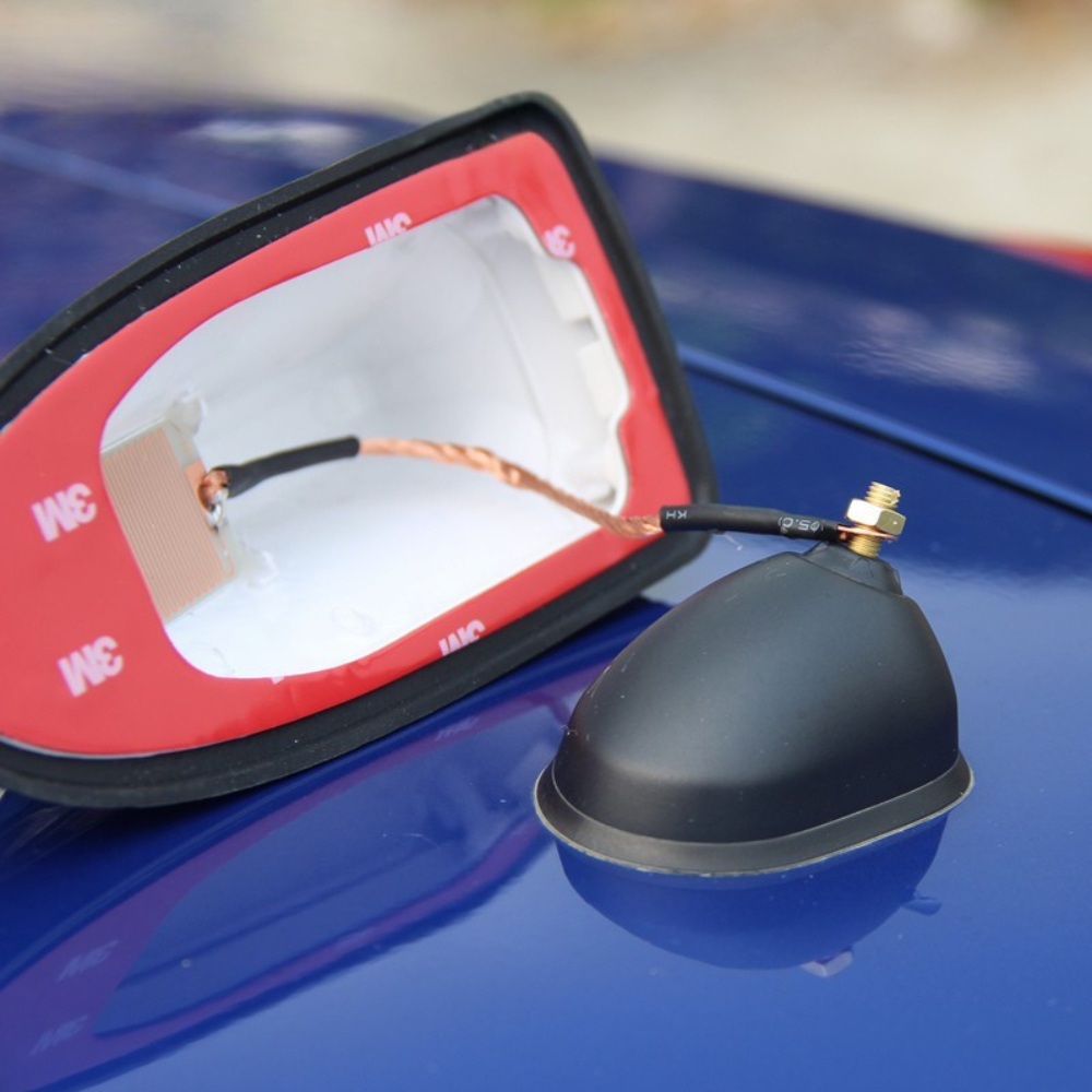 Antenne de voiture en forme d'aileron de requin